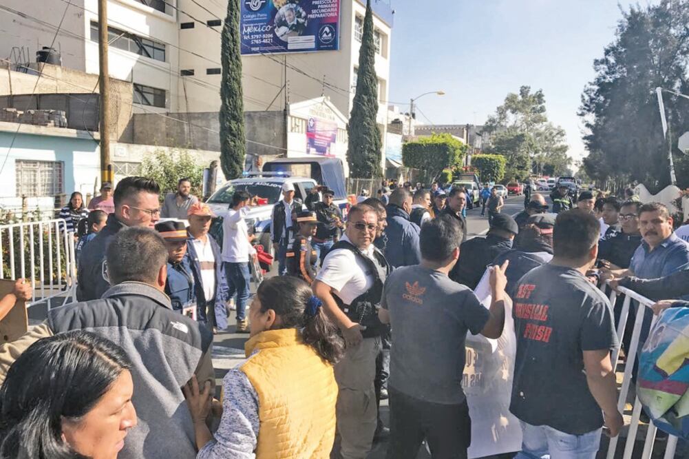 Comerciantes del tianguis de San Juan, donde el 23 de julio pasado se registró una balacera, se manifestaron para presionar a las autoridades municipales a que les permitan colocar sus puestos en otras vialidades (EMILIO FERNÁNDEZ. EL UNIVERSAL)