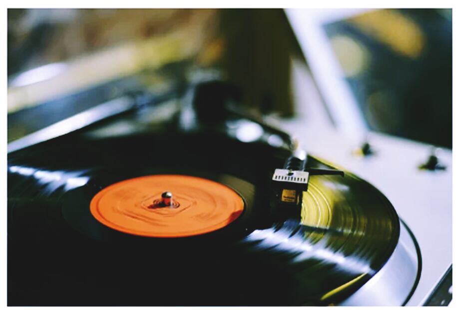 Entre los fanáticos del disco de vinilo, la apariencia no es lo único llamativo, pues muchos afirman que la reproducción analógica permite escuchar detalles musicales que a veces se pierden en las versiones digitales. Foto: Pixabay.