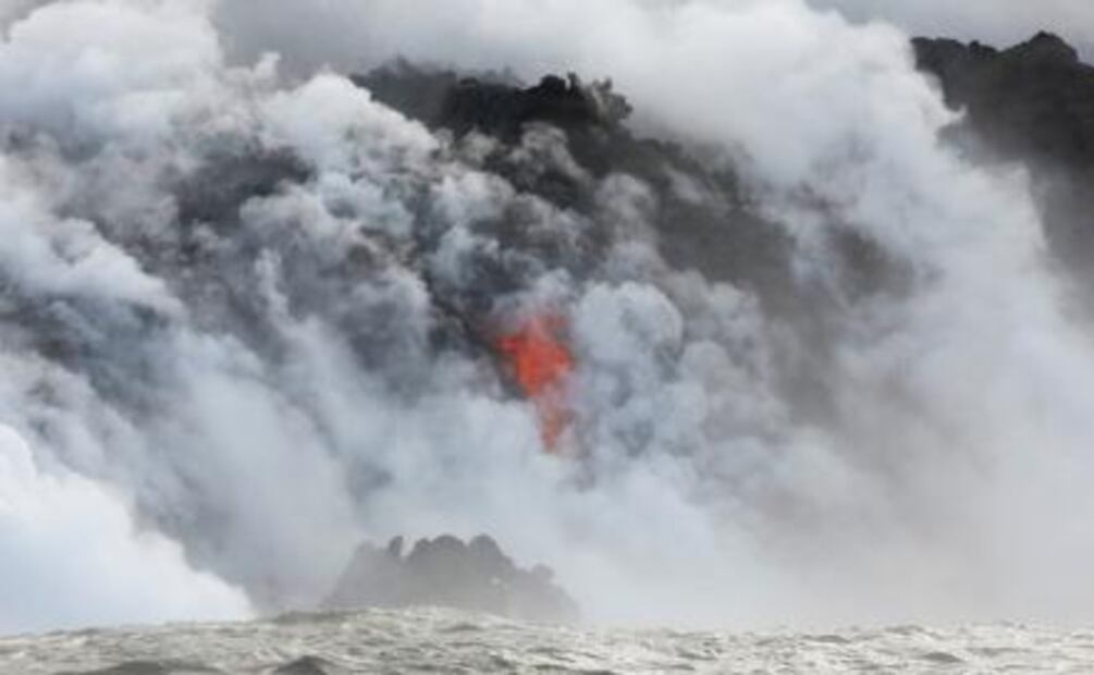 Lava de volcán Kilauea llega al océano y genera nubes de ácido