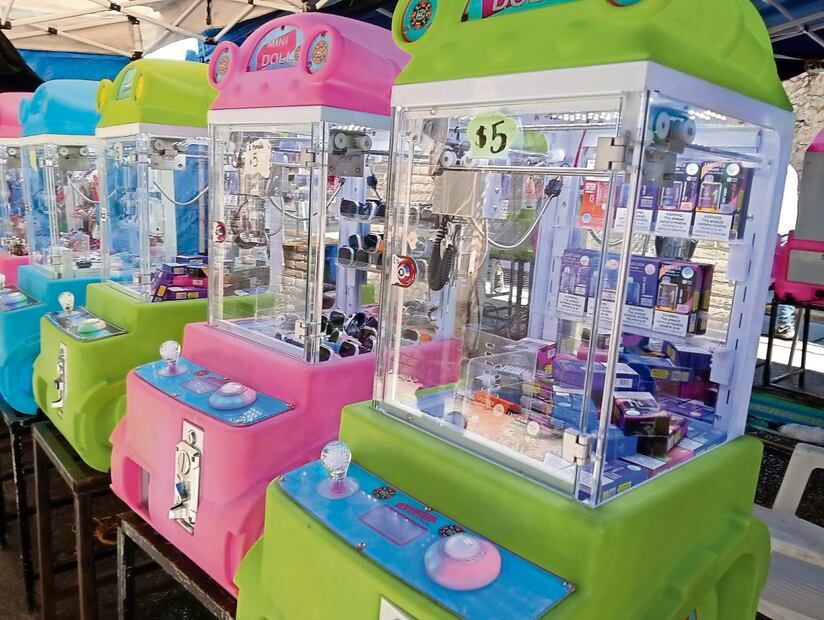 Con cinco pesos y algo de suerte, los compradores pueden hacerse de los dispositivos electrónicos en maquinitas ubicadas en Jiutepec, Morelos. Foto: Germán Espinosa y Diego Simón Sánchez / EL UNIVERSAL