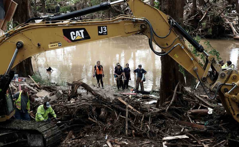 Los equipos de emergencias buscan en un lugar donde un perro de búsqueda y rescate dio positivo en Ingram, Texas, EE. UU., el 7 de julio de 2025. Al menos 91 personas han muerto en las inundaciones en el centro de Texas, según informó el secretario de prensa de la Casa Blanca el 7 de julio. Al menos 27 de ellas murieron cuando las aguas arrasaron un campamento de verano y viviendas cercanas la madrugada del 4 de julio. Foto: EFE
