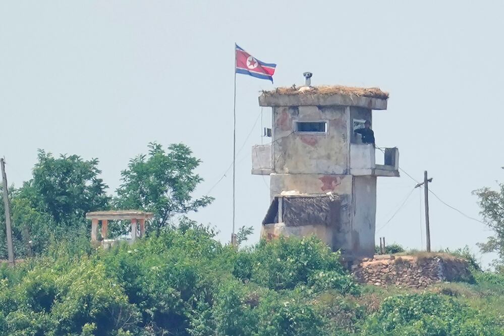 Un soldado se encuentra en un puesto de guardia militar norcoreano con una bandera nacional, visto desde Paju, Corea del Sur, en 2024.  Foto: AP