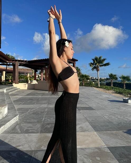 Danna Paola adelanta la tendencia más glam en trajes de baño