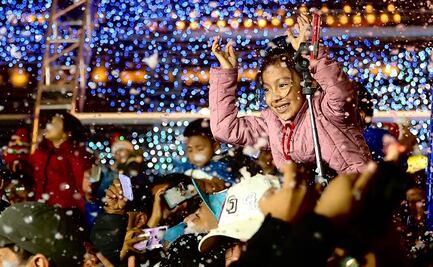 Lluvia y frío no frenan fiesta navideña en el Zócalo; familias disfrutan de la verbena