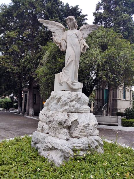 Gran cantidad de estatuas en cementerios parte de la creencia del cristianismo en seres angelicales que llevan las almas de los muertos al cielo. Foto: Alicia Vázquez.