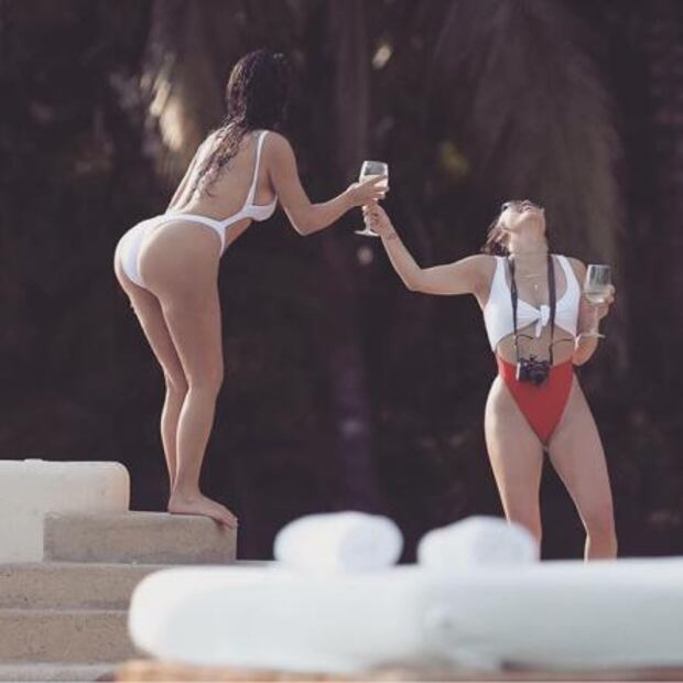 Kim Kardashian muestra sus bronceadas curvas