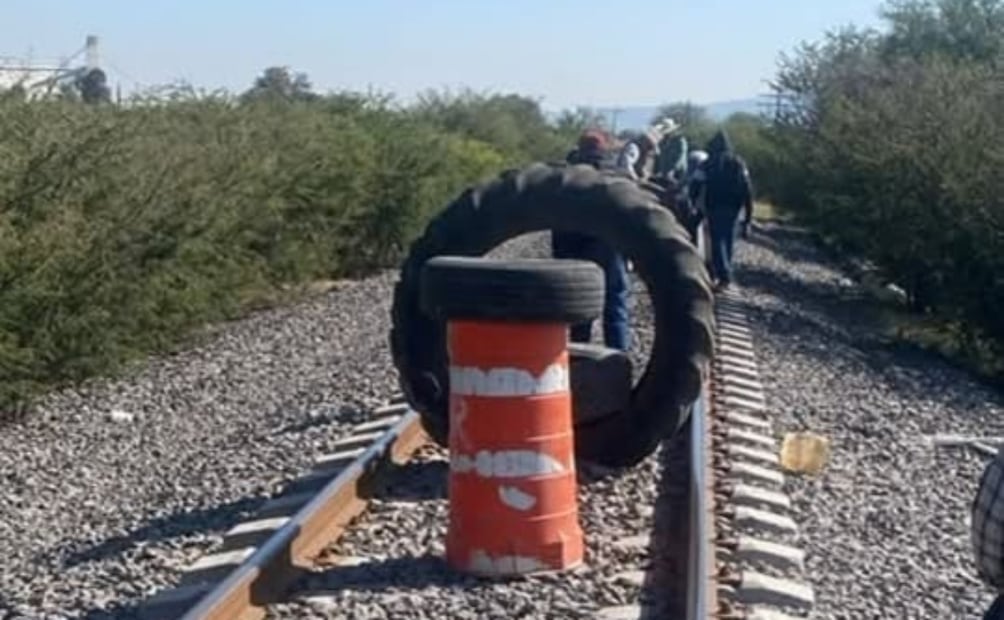 Productores de maíz bloquean vías de tren y liberan casetas. Foto: especial