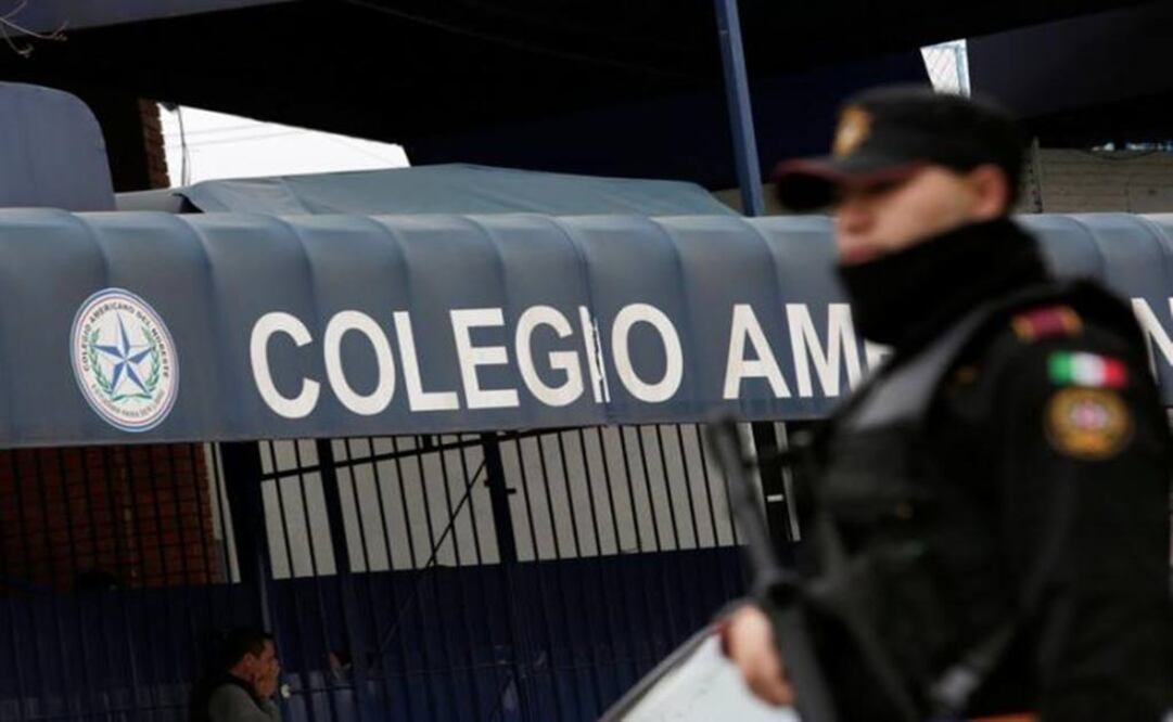 Police officer stands outside the Colegio Americano del Noreste - Photo: REUTERS/Daniel Becerril