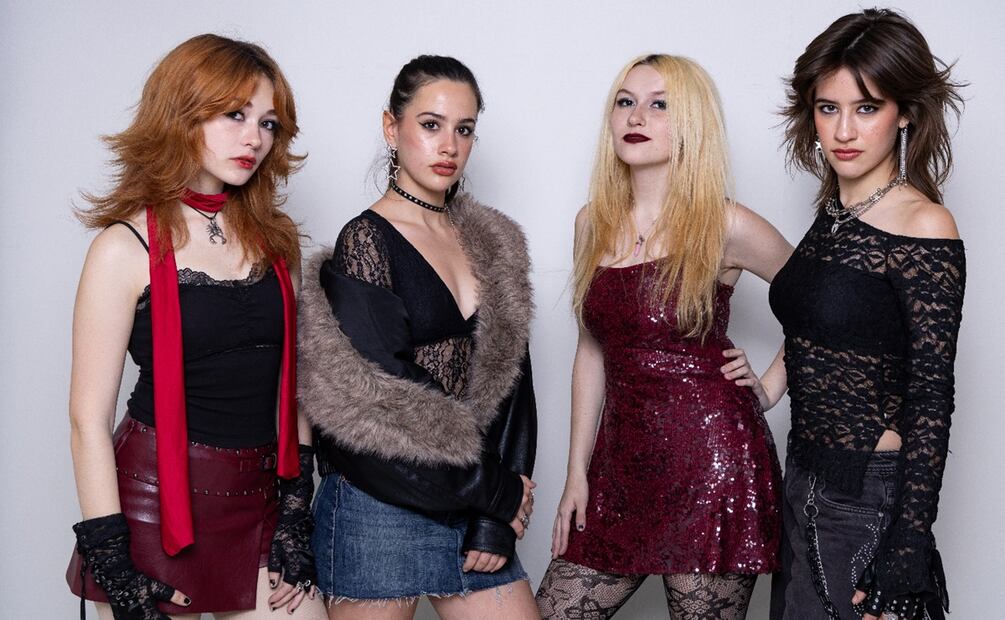 A la banda queretana formada en 2023 la integran dos pares de hermanas: Anitza y Adriana Mursec, y Renata y Emilia Ramos. Comenzaron tocando en tributos locales antes de interpretar temas propios.
Foto: Hugo Salvador / EL UNIVERSAL.