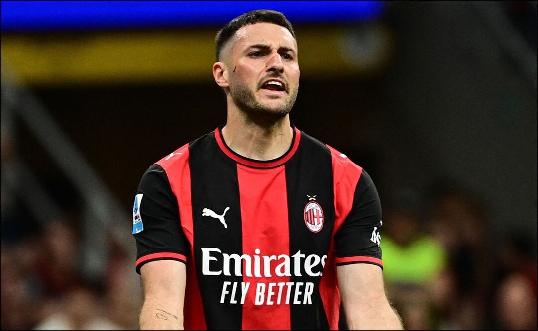 Santi Giménez reacciona durante el partido entre el Milan y el Cagliari. FOTO: AP