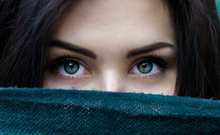 ¿Cejas perfectas? Esta es la nueva técnica de belleza que estampa (literal) tus cejas