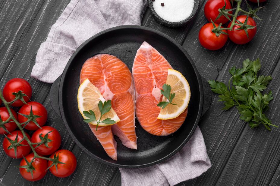 El pescado azul es uno de los aliados recomendados contra el daño inflamatorio celular. Foto: Freepik
