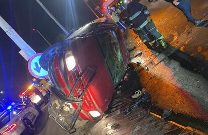 Reportan volcadura de camioneta sobre Río Churubusco y Eje 6 Sur 