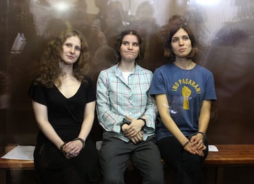 Tribunal ordena a Rusia indemnizar a integrantes de Pussy Riot por someterlas a "trato humillante"