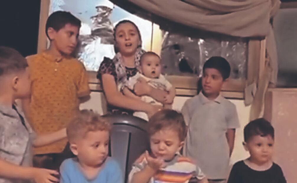En la familia de Shadi Abed hay ocho menores que buscan ser ayudados y salvar su vida; su sobrina Alma dijo que “esperan la muerte”. Foto Especial
