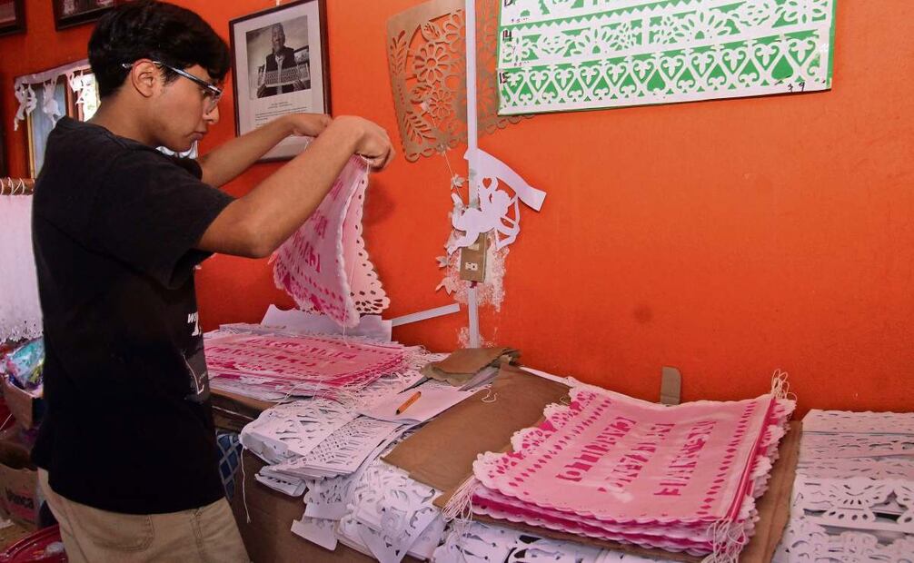 Aunque se apoyan en herramientas digitales para diseñar algunos patrones, cada pieza se elabora de forma artesanal. Foto: Omar Contreras / EL UNIVERSAL