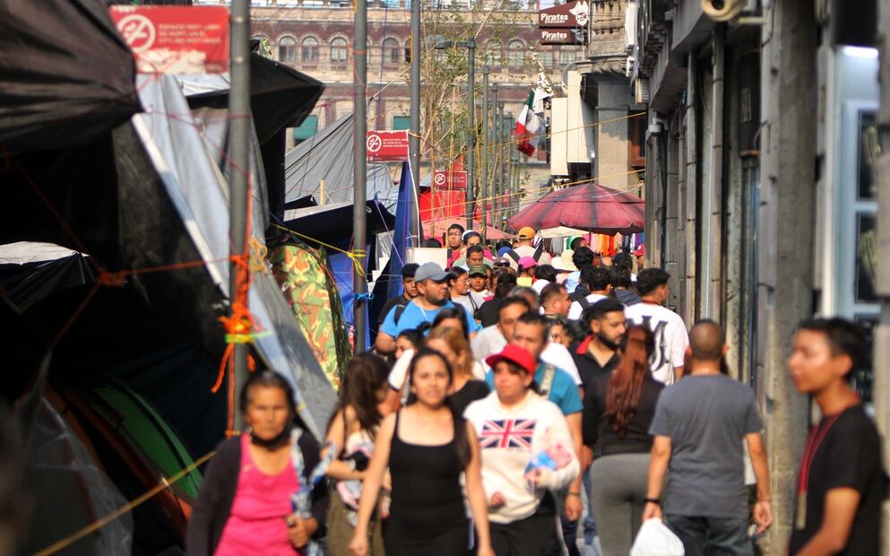 El plantón de maestros de la CNTE que se instaló en el Zócalo se extendió por calles del primer cuadro de la Ciudad de México, el martes 20 de mayo de 2025. Foto: Darío Luna/EL UNIVERSAL