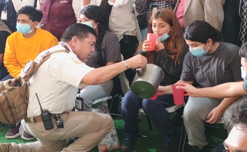 Rosa Icela Rodríguez recibe a los primeros migrantes repatriados en Reynosa; refuerzan apoyo a connacionales. Foto: Sandra Tovar