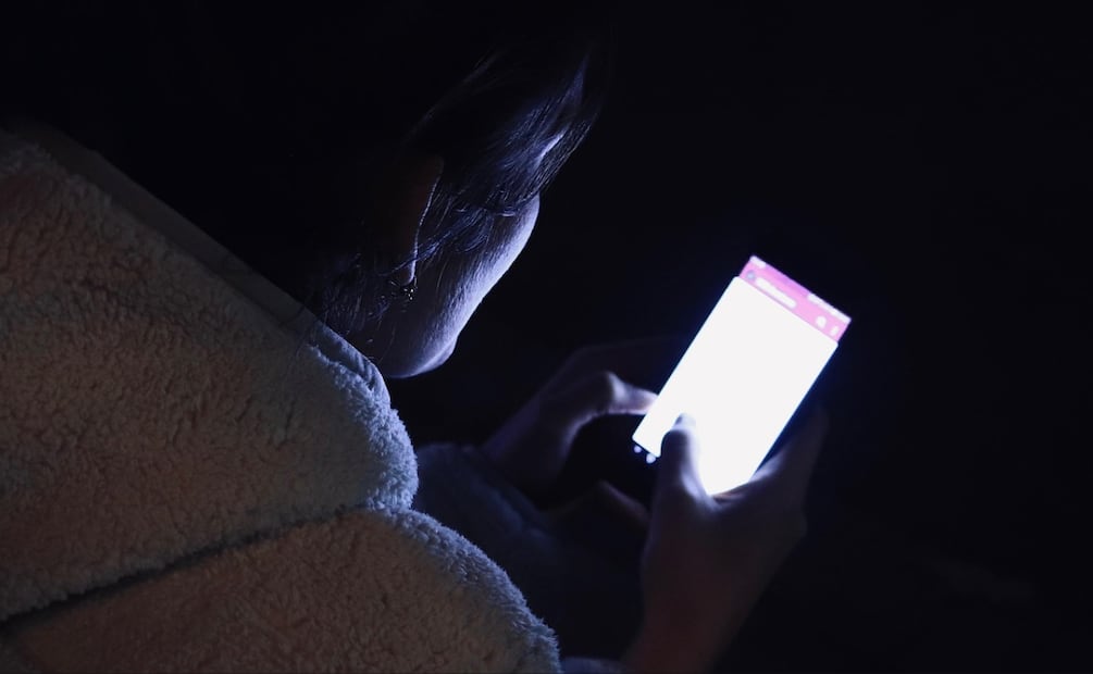 Utilizar el celular antes de dormir puede tener consecuencias negativas en la salud física y mental. Foto: Pixabay