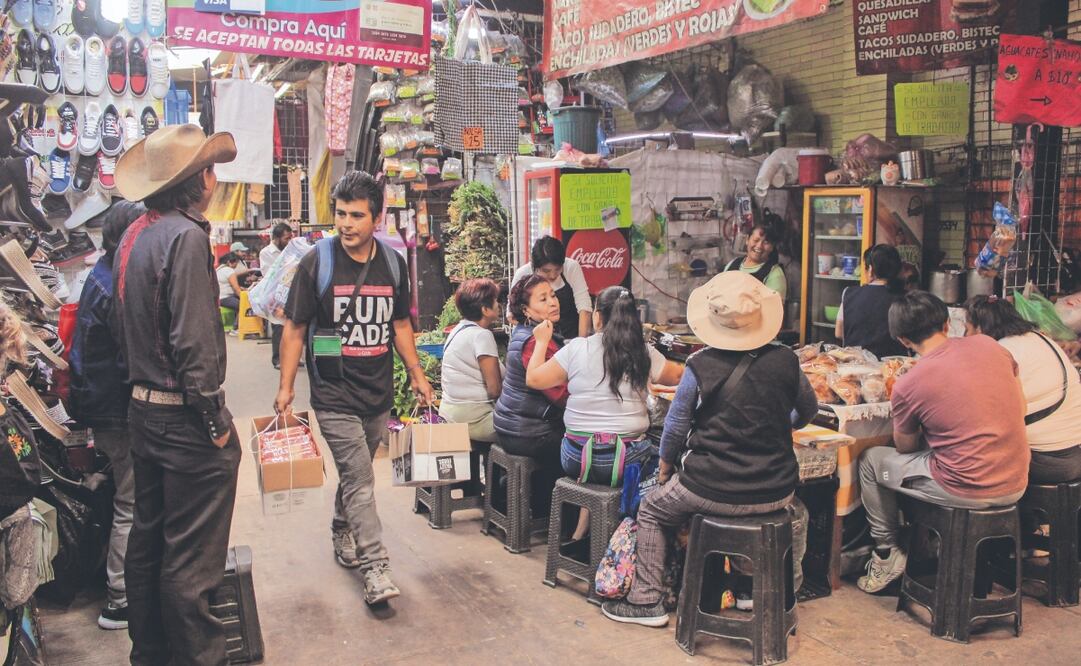 Locatarios de la Merced aseguraron que aunque haya un sismo real no saldrían del mercado al considerar que hay más peligro afuera. Foto: de DARÍO LUNA. EL UNIVERSAL