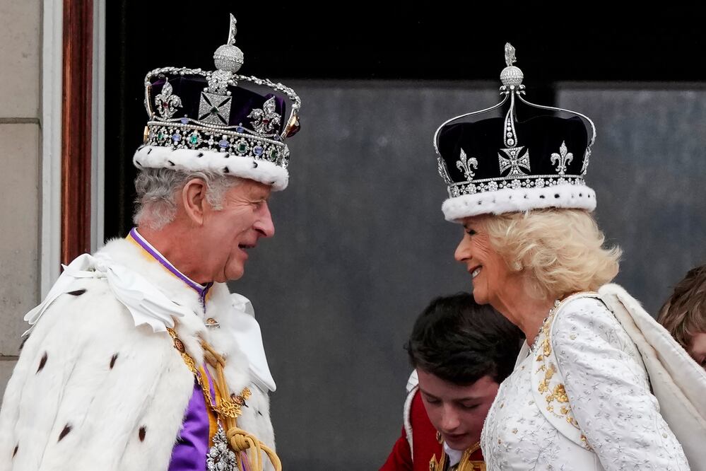 El rey Carlos III y la reina Camila sonríen en el balcón del Palacio de Buckingham tras la ceremonia de coronación en Londres, el sábado 6 de mayo de 2023. (AP Foto/Frank Augstein)