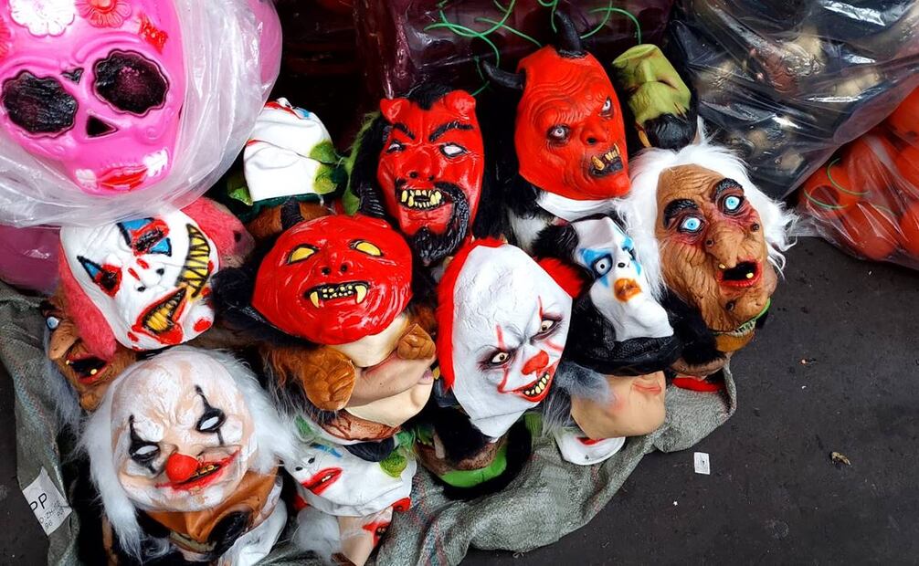 Venta de disfraces para Día de Muertos y Halloween en la Merced y Mercado de Sonora / Foto: Brenda Martínez. EL UNIVERSAL