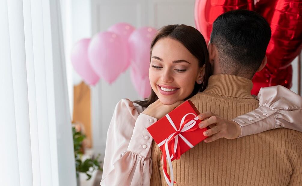 De acuerdo a los resultados, al menos 72% decide dar presentes a su pareja o cónyuge en estas festividades. Foto: Freepik