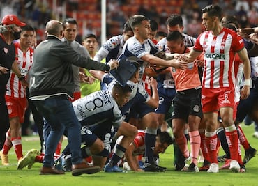 Necaxa vs Pachuca termina con brutal bronca campal