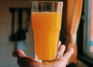 Por qué debes agregarle limón al agua de papaya