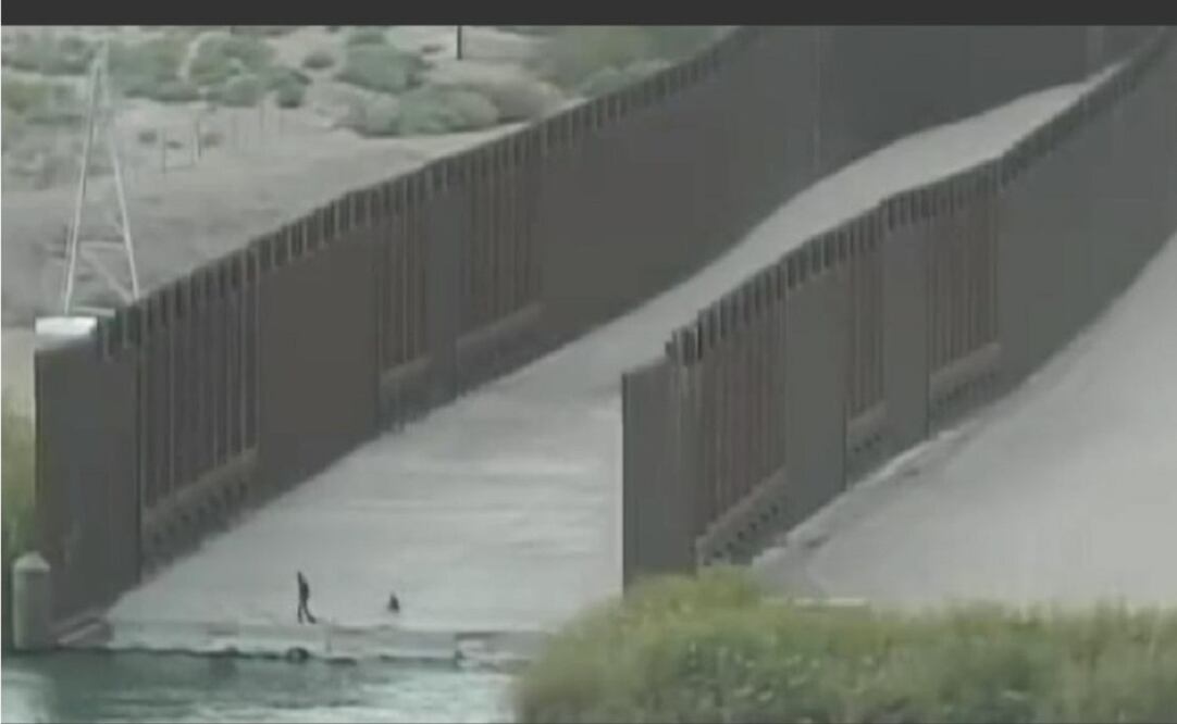 Esta fotografía captada de un video muestra a un “coyote” cuando abandona a un bebé en la orilla estadounidense del río Colorado de la frontera entre Estados Unidos y México. Foto: USBP