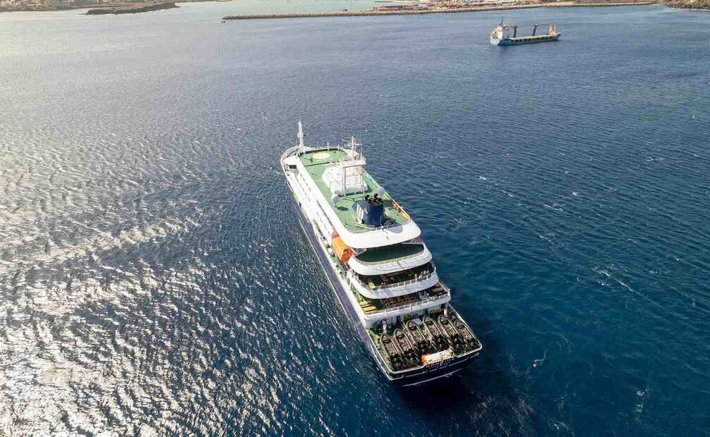 Esta fotografía aérea muestra una vista general del crucero MV Hondius anclado frente al puerto de Praia, la capital de Cabo Verde, el 3 de mayo de 2026. Un brote de "enfermedad respiratoria aguda grave" a bordo de un crucero en el Atlántico ha dejado dos muertos y un tercero en cuidados intensivos en Johannesburgo,Foto: AFP