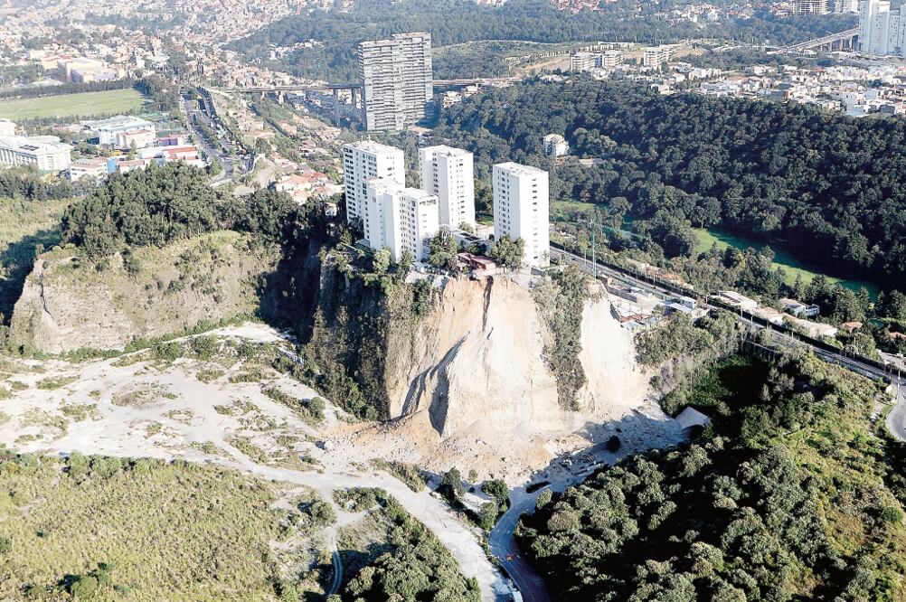 Por los deslizamientos de tierra, tres edificios fueron desalojados y la obra aledaña fue suspendida como medida de seguridad (Especial)