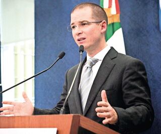 Senadores le exigen dar la cara