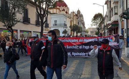 Trabajadores marchan en demanda de pago de salarios en Toluca