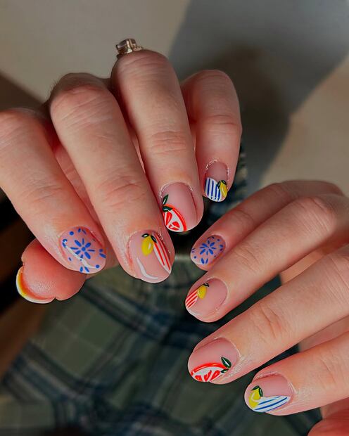 No dejes de llevar un diseño de uñas con frutas. Foto: Especial. Instagram @silkbeauty.uk