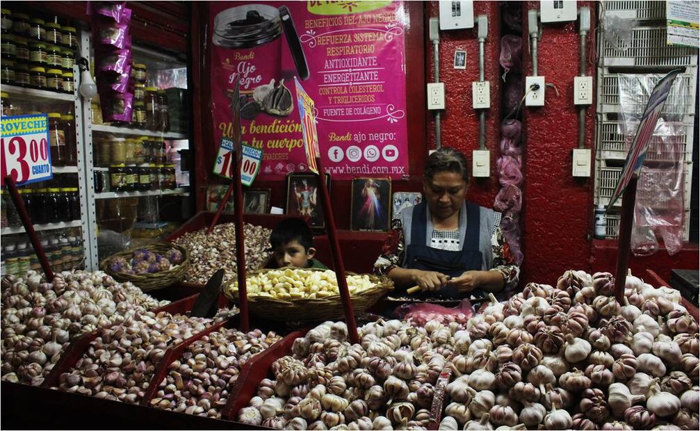 Vendedora de ajos en el mercado de la Merced. Foto: Brenda Martínez/ EL UNIVERSAL