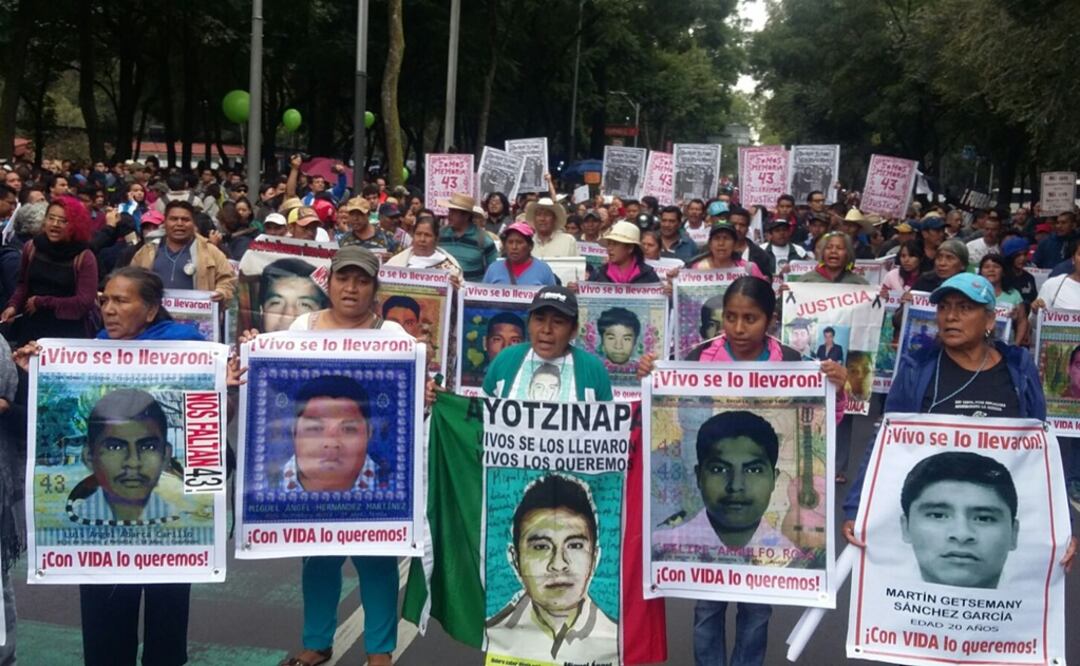 Pasadas las 12:00 horas, la marcha de los padres de los 43 normalistas de Ayotzinapa salió de Los Pinos rumbo al Zócalo. Foto Adrián Hernández