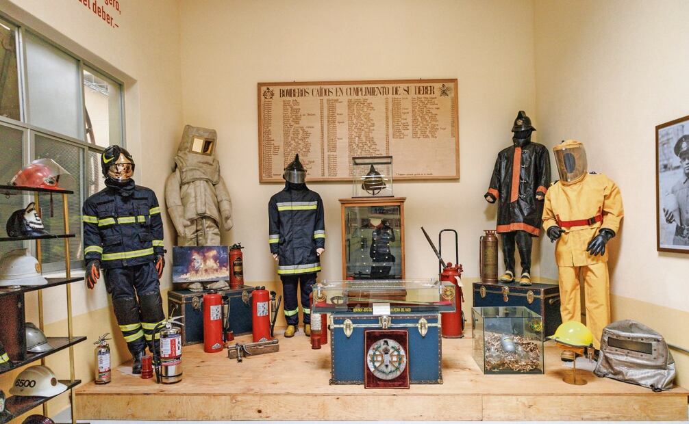 Entre las piezas que se muestran hay cascos, trajes y herramientas de los bomberos; algunas tienen más de un siglo de antigüedad. Foto: Yaretzy M. Osnaya / EL UNIVERSAL