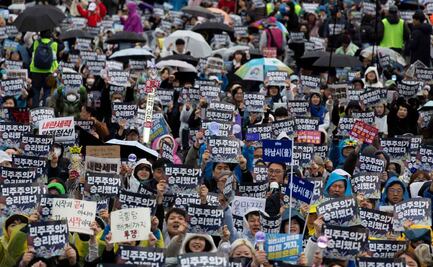 Destitución del presidente Yoon Suk-yeol desata protestas en Corea del Sur; 18 mil personas protestan en Seúl este sábado