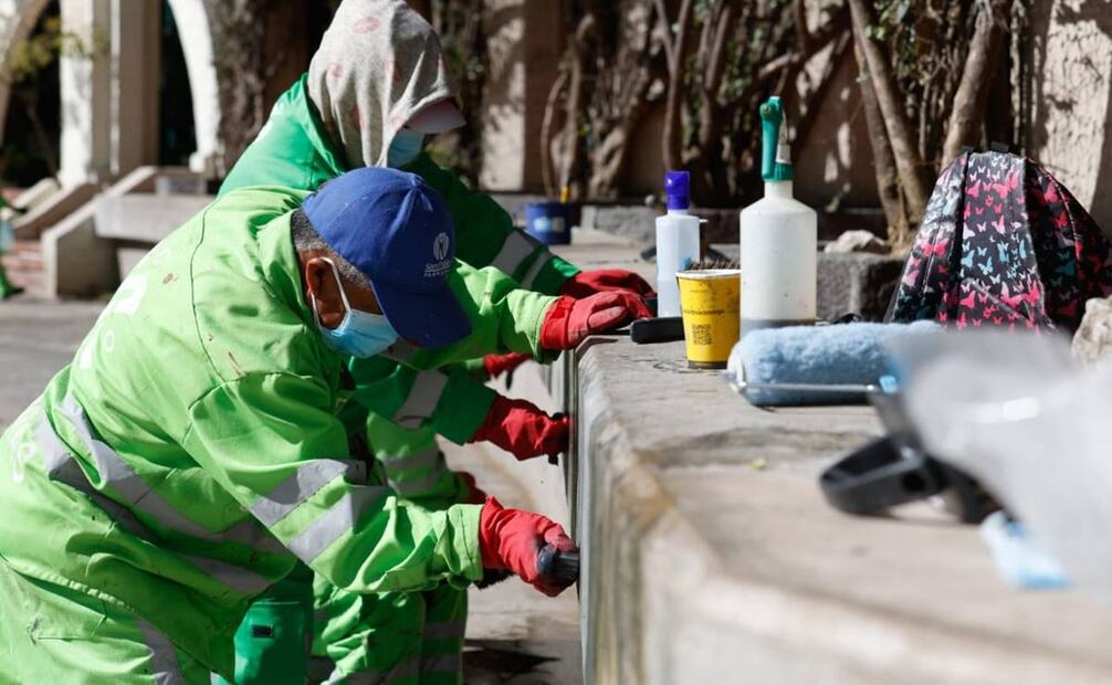 Trabajadores de Parques y Jardines de la Alcaldía Cuauhtémoc se encargaron de podar las bugambilias en los costados del foro para permitir la posterior aplicación de pintura. Foto: Especial