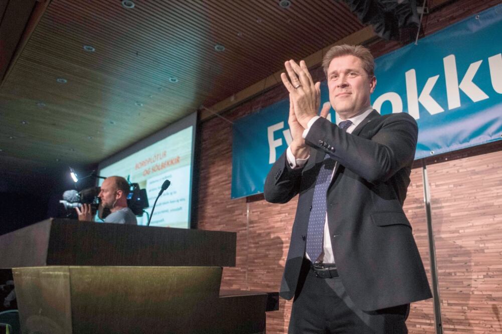 El primer ministro de Islandia, Bjarni Benidiktsson, celebró el triunfo del Partido de la Independencia en la ciudad de Reykjavík. (HALLDOR KOLBEINS. AFP)