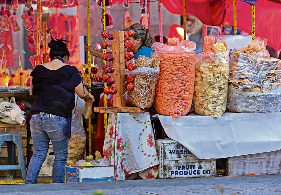 Pese a los esfuerzos por reducir el consumo de comida chatarra, la venta de estos productos no ha disminuido en el país. Foto: Archivo / El Universal