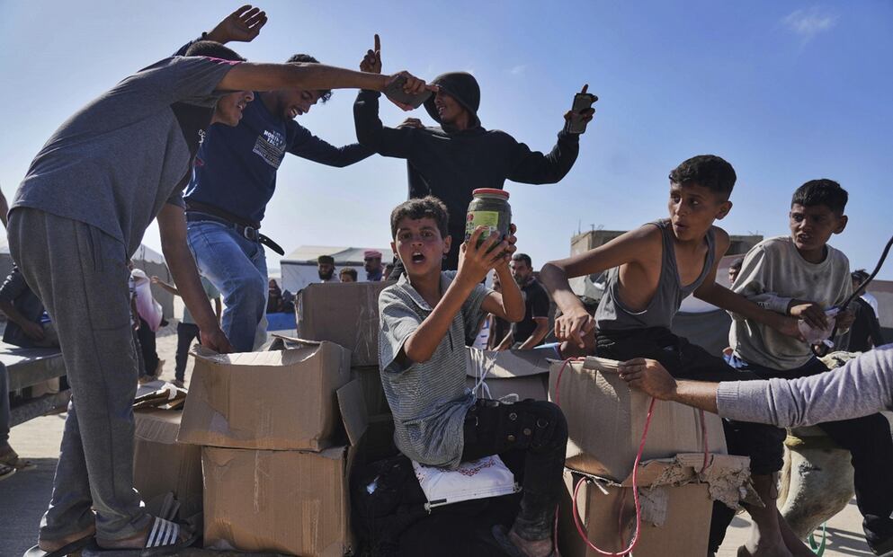 Palestinos llevan ayuda humanitaria que recibieron de la Fundación Humanitaria de Gaza, un grupo respaldado por Estados Unidos y aprobado por Israel, en Rafah, al sur de la Franja de Gaza. Foto: AP