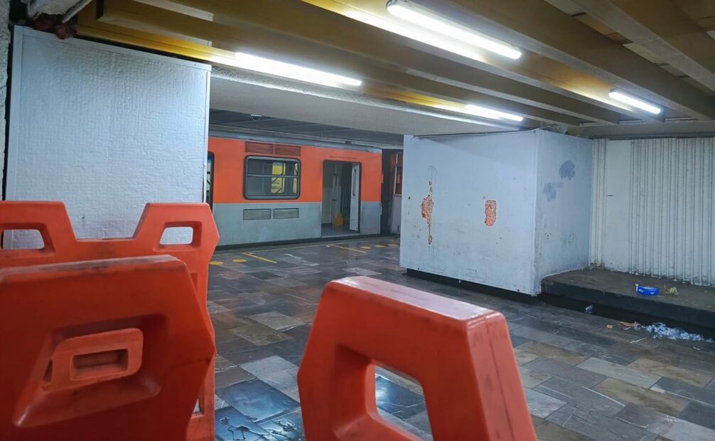 Tras este incidente, las autoridades del metro llegaron al lugar para sacar al hombre de la Línea 2. Foto: Francisco Rodríguez - EL UNIVERSAL