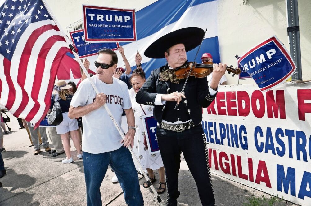 Cubanos que se encuentran en el exilio mostraron ayer su apoyo al candidato republicano a la presidencia de Estados Unidos, Donald Trump, en Miami, Florida. (FOTO: CRISTÓBAL HERRERA. EFE)