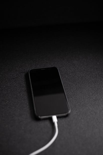 Joven queda parcialmente ciega luego que el cable de su teléfono explotara