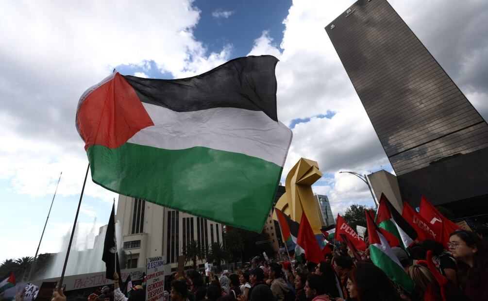 Bandera Palestina es levantada en calles de la CDMX durante marcha rumbo a la embajada de Estados Unidos (7/10/2025). Foto: Gabriel Pano / EL UNIVERSAL