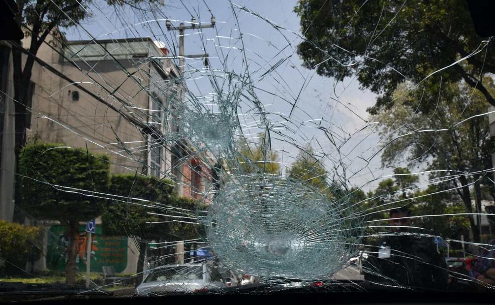 Esta mañana, en las inmediaciones del centro comercial Plaza Mítikah, un grupo de comerciantes irregulares pertenecientes a la Alianza de Organizaciones Sociales APL (Aquos) agredieron física y verbalmente a personal de la alcaldía.
Foto: Especial