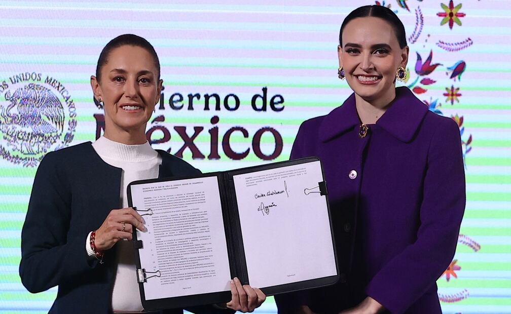 Sheinbaum y Altagracia Gómez Sierra firman la creación del Consejo Asesor de Desarrollo Económico Regional y Relocalización de Empresas. Foto: Berenice Fregoso / EL UNIVERSAL