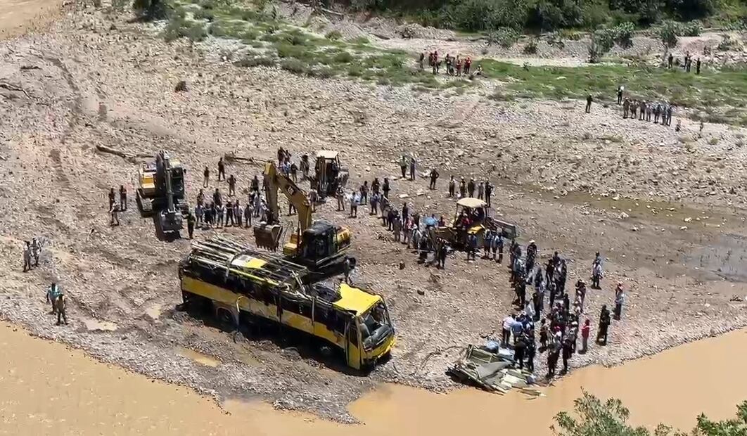 Un autobús de pasajeros de la línea Oro volcó esta madrugada sobre la carretera Tulcingo-Tlapa y cayó al río Tlapaneco del municipio de Alpoyeca, Guerrero, el 4 de julio de 2025. Foto: Salvador Cisneros/EL UNIVERSAL